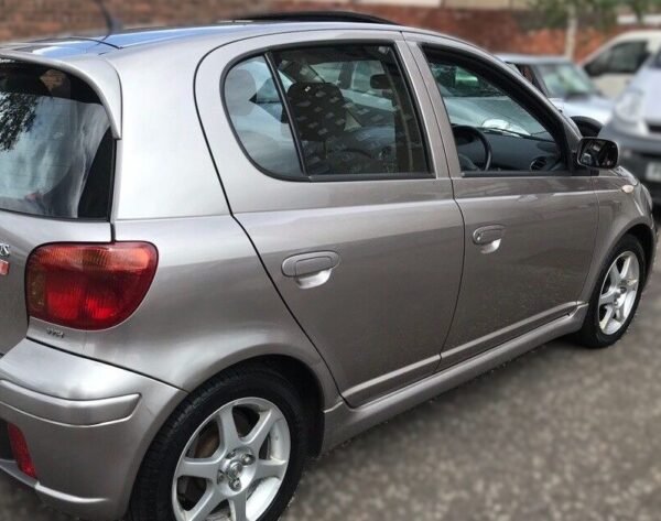 ZZ Renta de Toyota Yaris Hatchback 2004 - Imagen 2