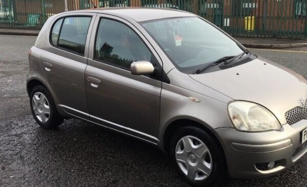ZZ Renta de Toyota Yaris Hatchback 2004